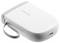 Un imprimante d'étiquettes portable en blanc avec port USB et une boucle sur le côté pour un transport facile.