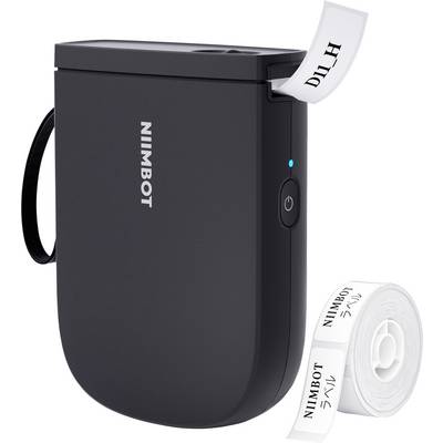Appareil d'étiquetage portable noir avec une étiquette 'NIIMBOT' en cours d'impression et un rouleau de papier supplémentaire à côté.