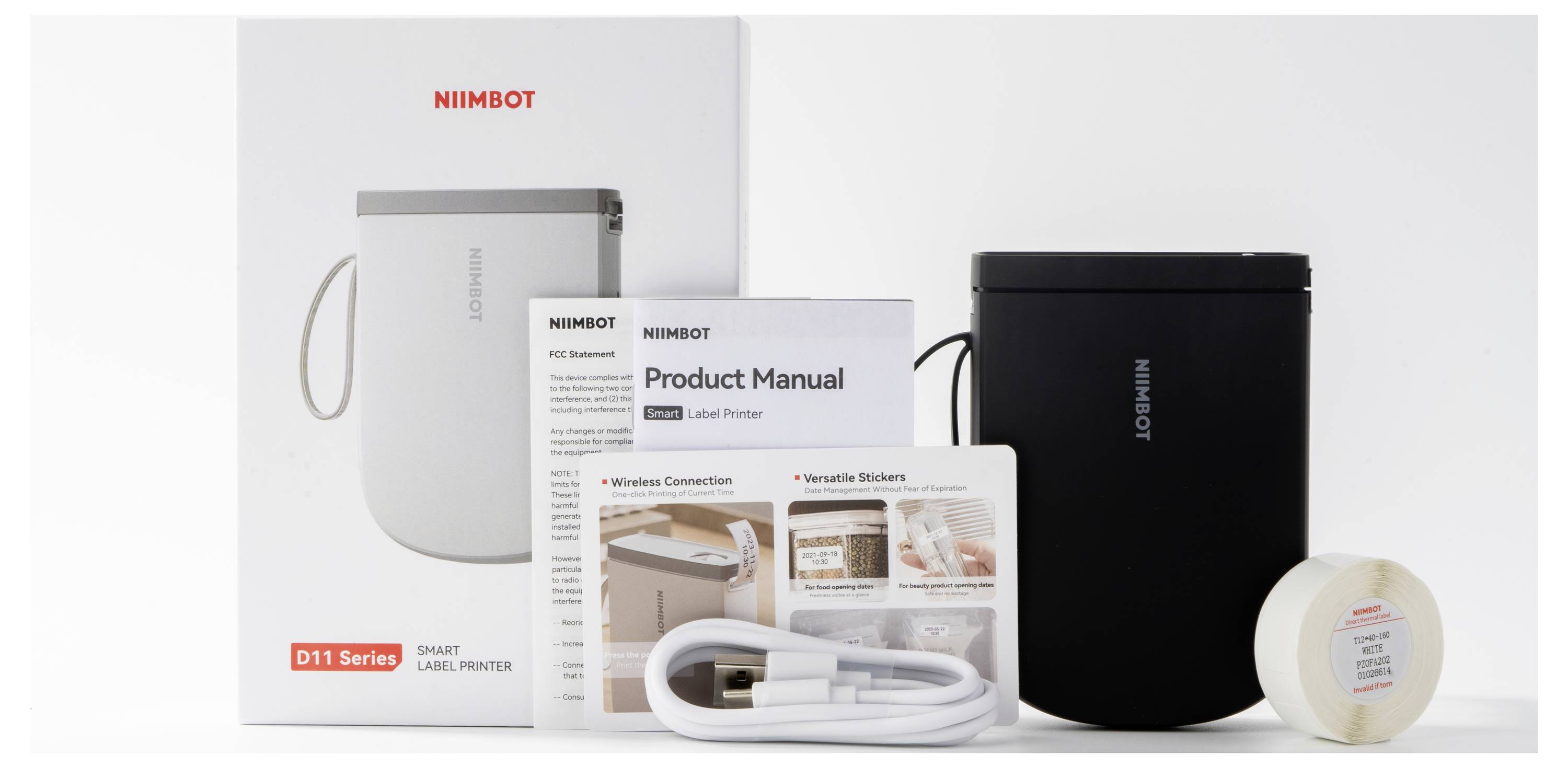 Contenu de l'emballage d'une imprimante d'étiquettes Nimbot D11 : imprimante, manuel d'utilisation, câble USB, rouleau d'étiquettes adhésives et accessoires en blanc.