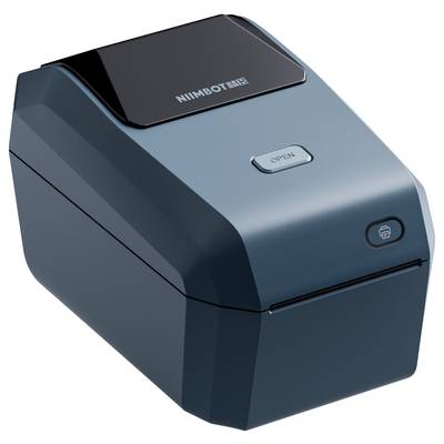Un imprimeur d'étiquettes avec son capot ouvert, à côté duquel se trouve un rouleau d'étiquettes brillantes imprimées de feuilles vertes.