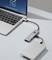 Un ordinateur portable est connecté à un périphérique externe via un hub USB-C, affichant le transfert de données à l'écran.