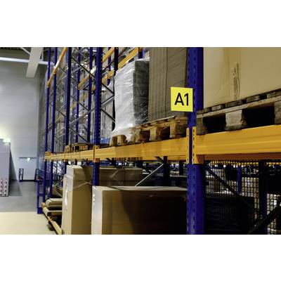 Étagères de rayonnage avec des palettes, commençant à partir de 'A1'. Étagères hautes avec des marchandises emballées dans un entrepôt.
