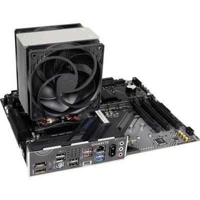 Une carte mère Gigabyte avec un refroidisseur de processeur installé. Des ports USB, audio et d'autres interfaces sont visibles sur l'arrière.