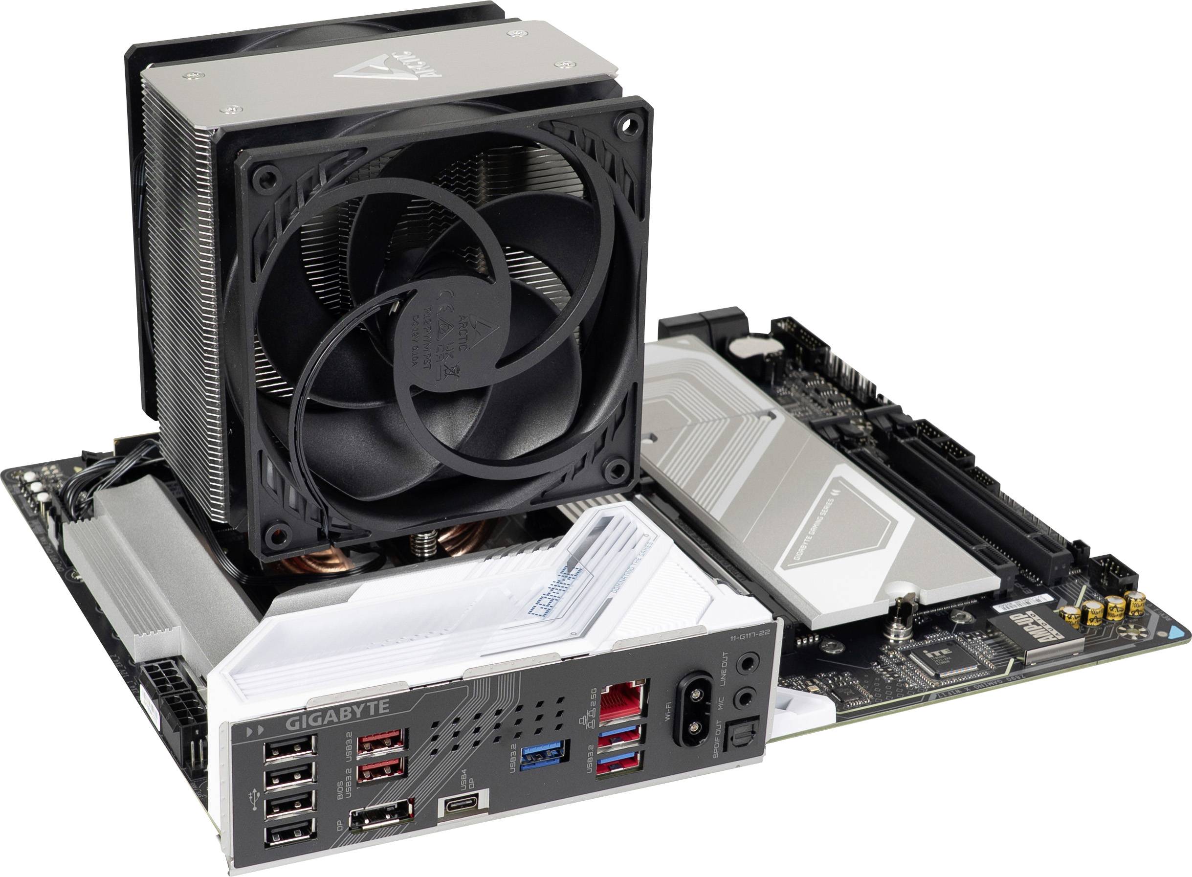 Une carte mère d'ordinateur avec un dissipateur thermique de processeur et plusieurs ports USB à l'arrière, incluant USB 3.0 et HDMI.