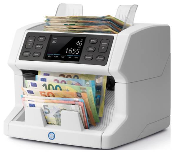 Une machine à compter blanche compte des billets en euros. Les affichages indiquent le nombre et le montant des billets comptés.