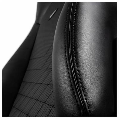 Gros plan sur un siège de voiture noir avec des coutures fines et un motif géométrique sur l'assise.