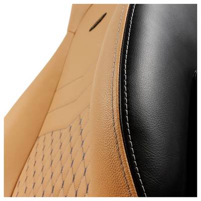 Gros plan sur un siège de voiture en cuir marron et noir avec des coutures apparentes et un motif de design distinctif.