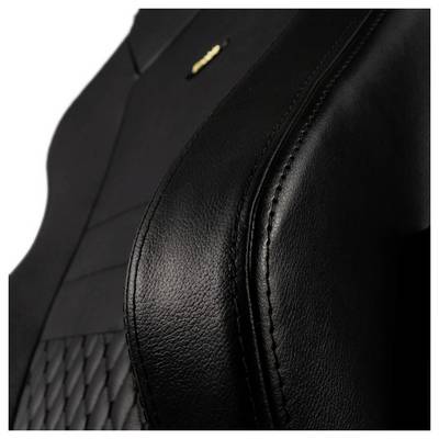 Gros plan sur un siège en cuir noir élégant avec une couture fine et un logo doré en haut à gauche.