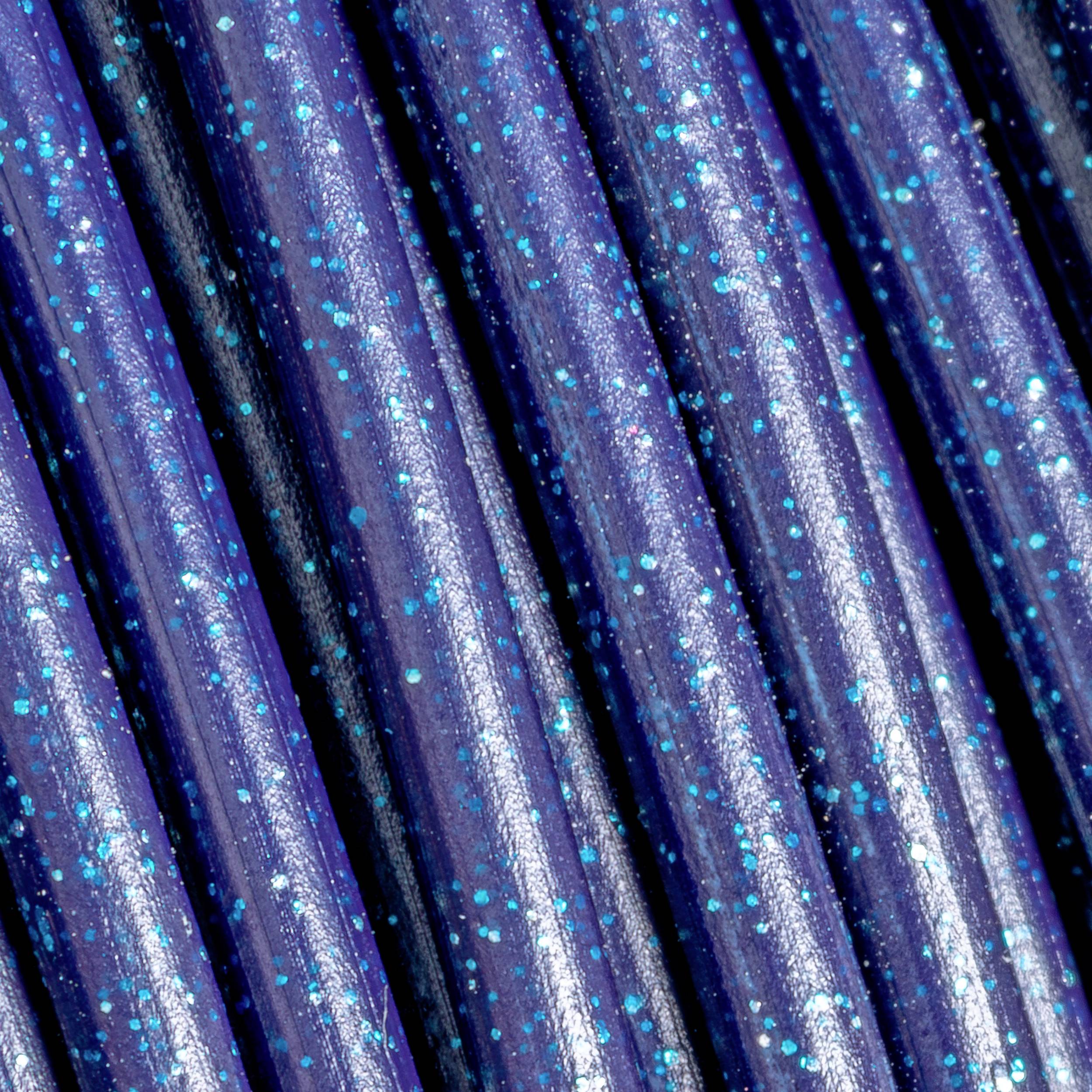 Gros plan de câbles bleus brillants avec des taches scintillantes. Les câbles sont disposés étroitement les uns à côté des autres et reflètent la lumière.