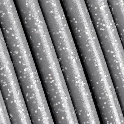 Gros plan de crayons gris avec des points blancs, disposés uniformément côte à côte.