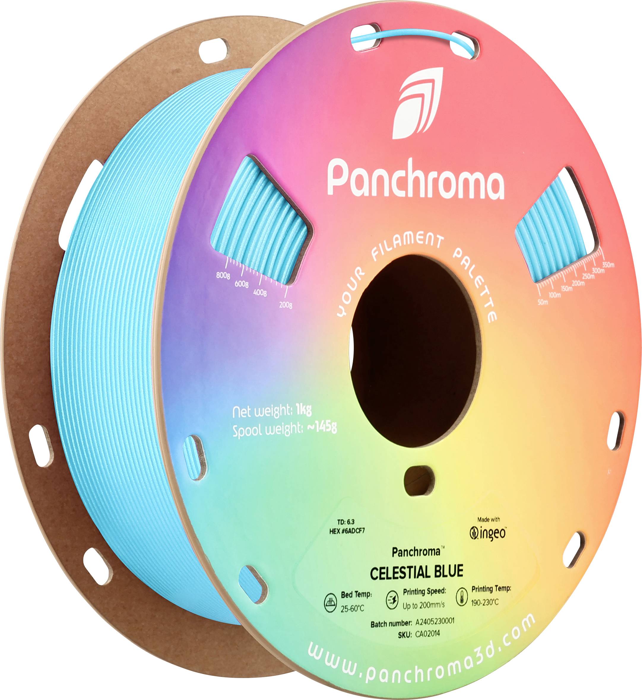Une bobine de filament colorée de la marque Panchroma, couleur 'Celestial Blue'. Poids net : 1 kg, poids de la bobine : 145 g. Matériau d'impression 3D.