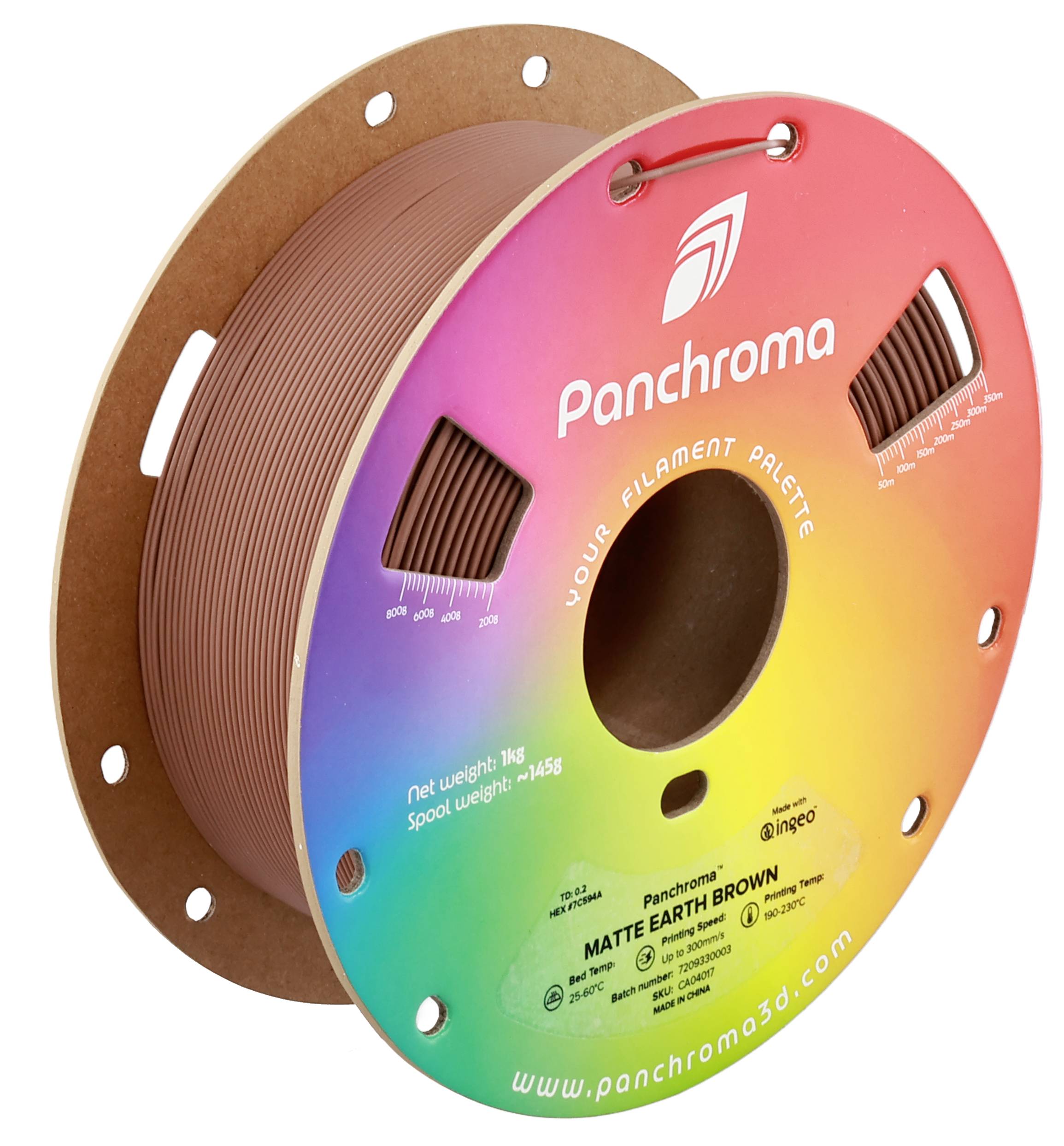 Une bobine de filament d'impression 3D, marquée 'Panchroma Matte Earth Brown', affiche une palette de couleurs arc-en-ciel sur l'étiquette.