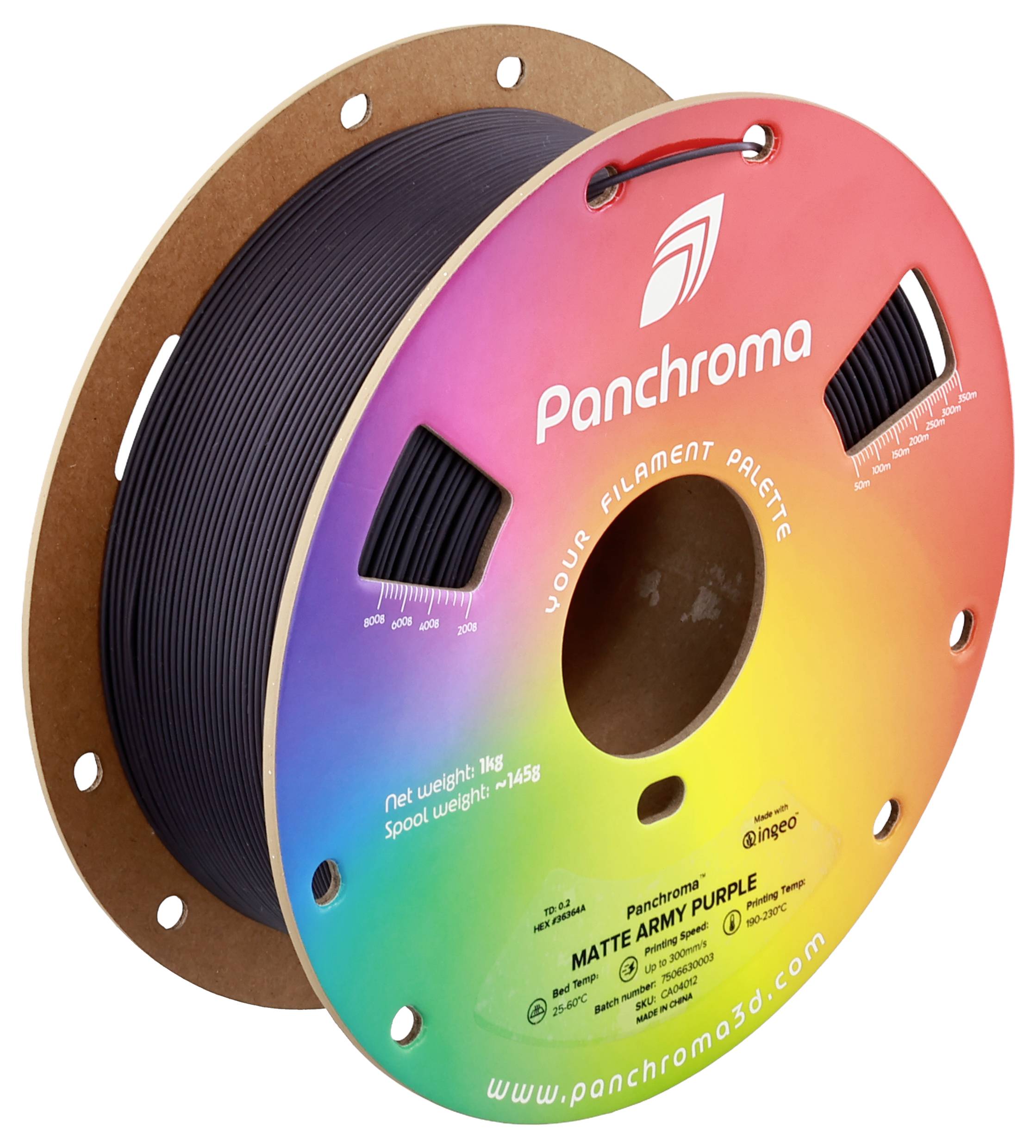 Une bobine de filament PLA violet de Panchroma. Sur l'emballage coloré sont indiquées des informations telles que le poids et les détails du matériau.