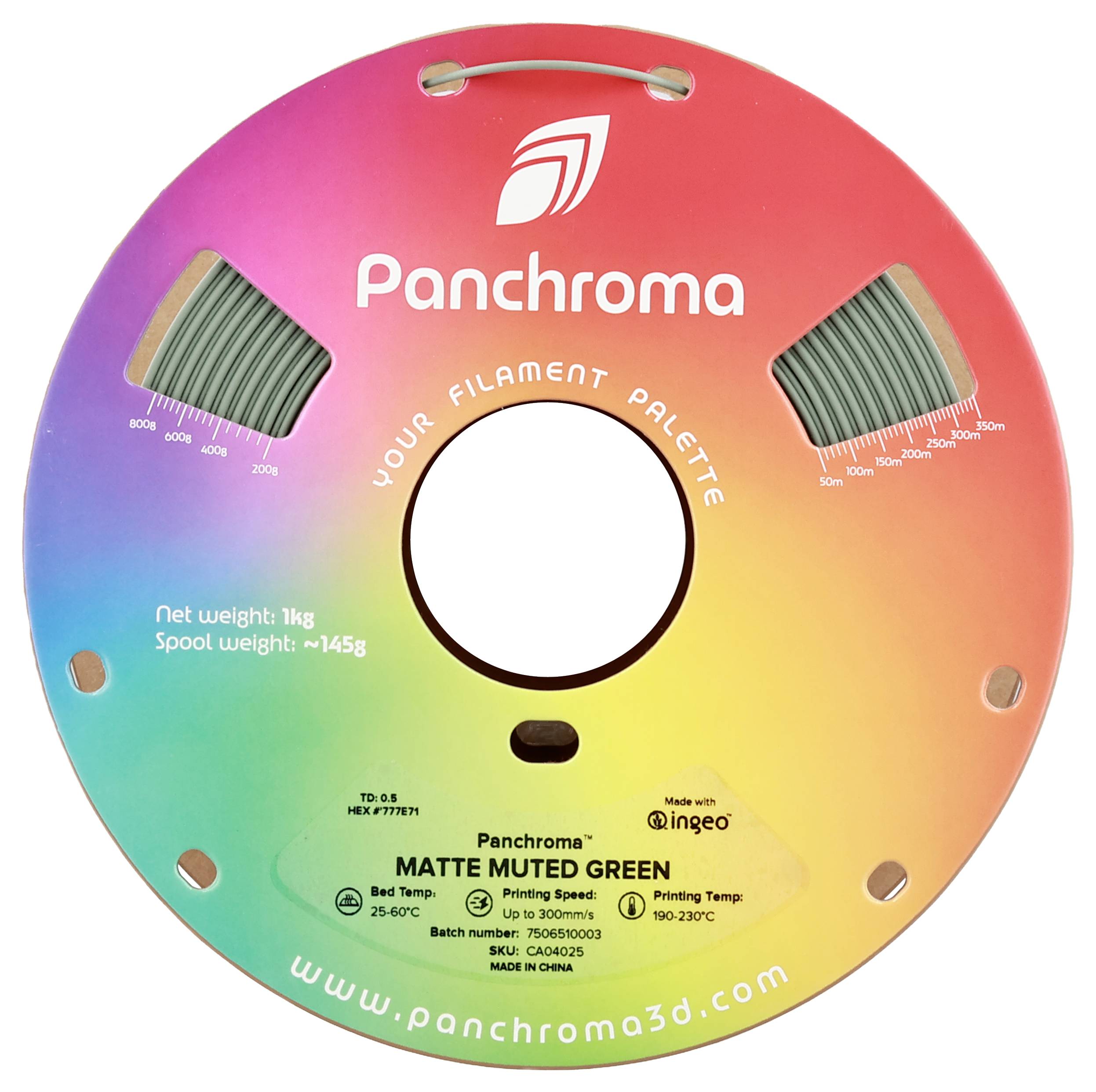 Une bobine de filament colorée de la marque Panchroma, étiquetée 'MATTE MUTED GREEN', poids 1 kg, poids de la bobine 145 g.