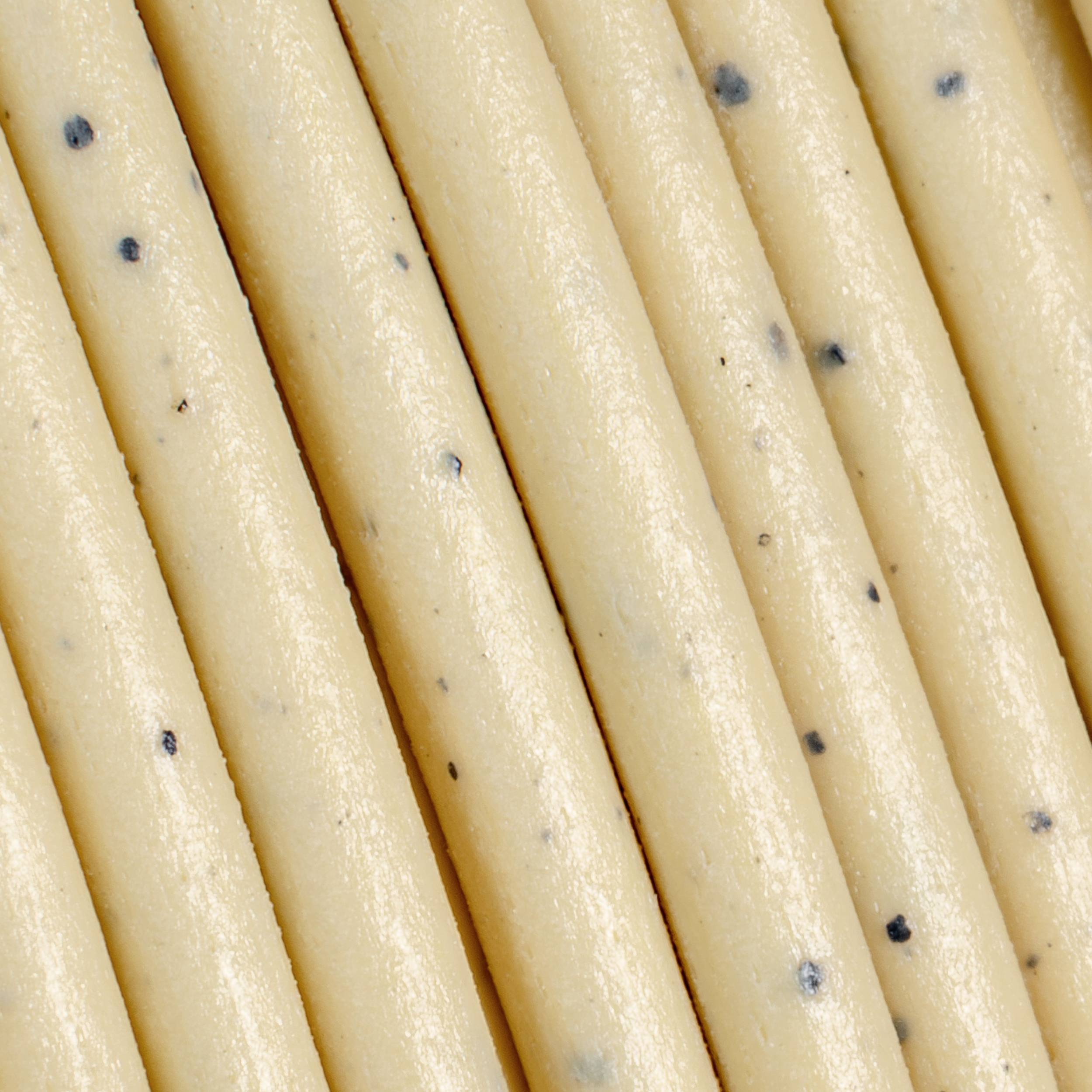 Gros plan de pâtes spaghetti crues avec des taches de poivre noir.