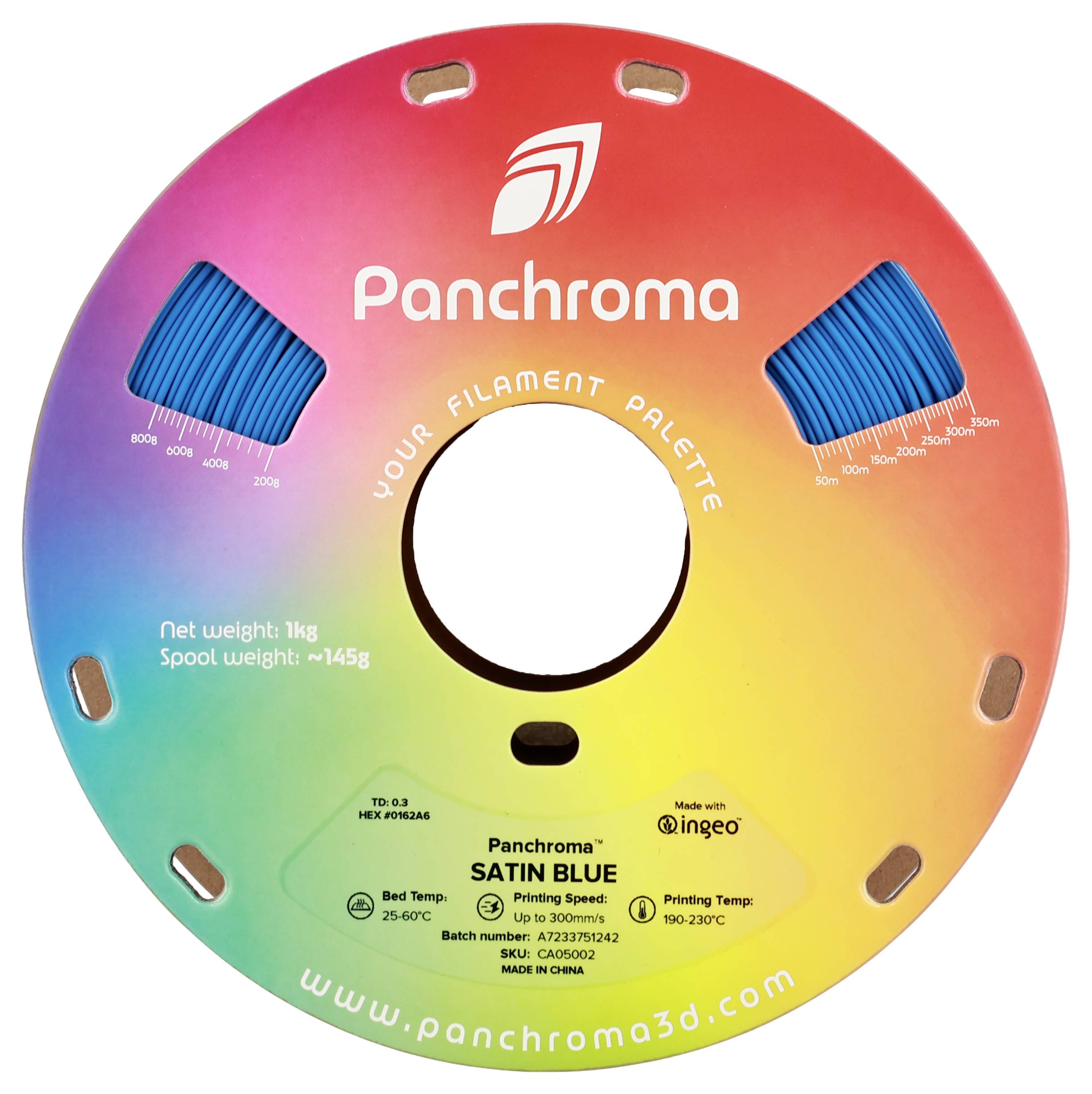 Une bobine de filament colorée de Panchroma. Inscription : 'Panchroma Satin Blue'. Poids net : 1kg, Poids de la bobine : 145g, Température : 190-230°C.