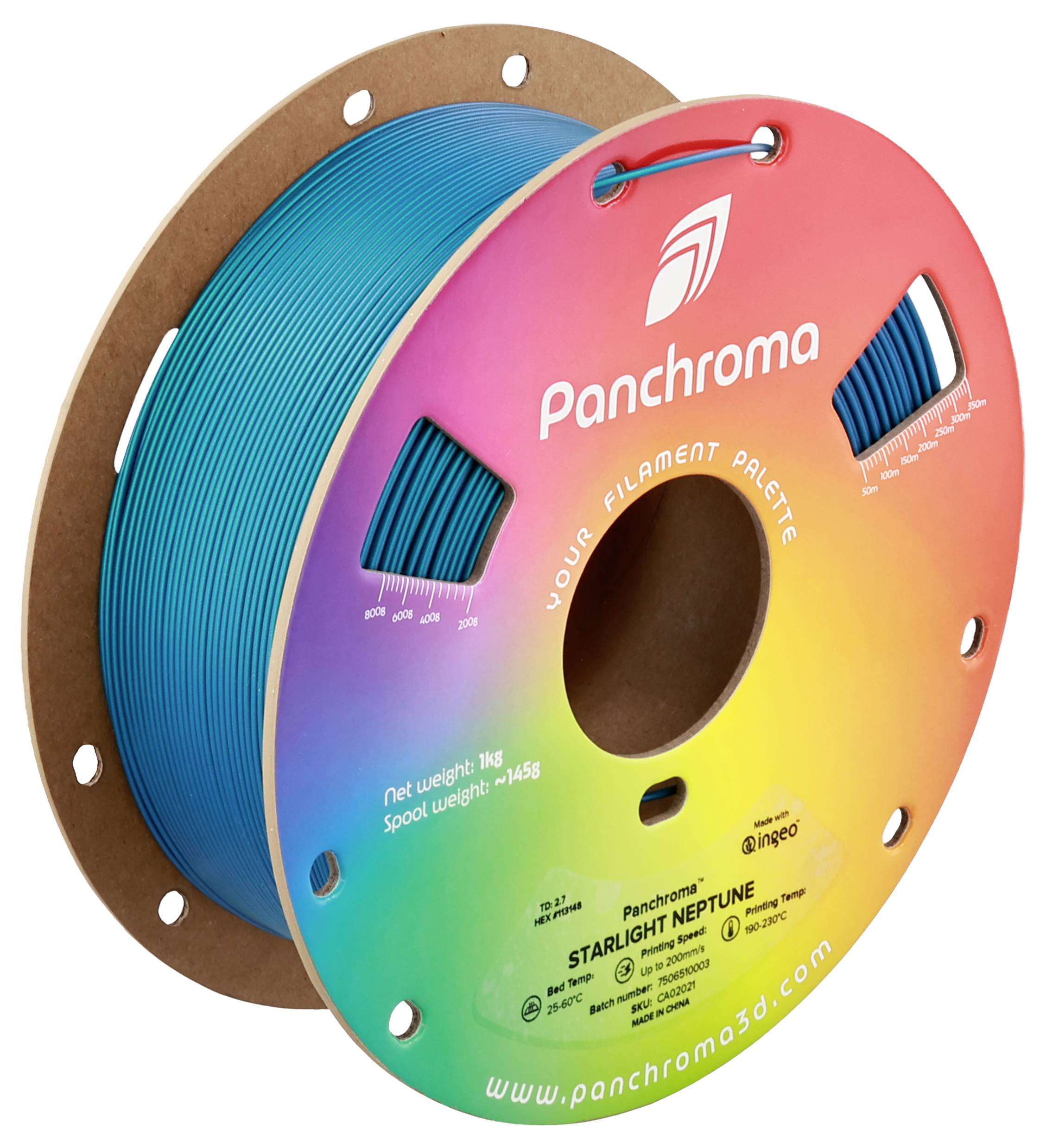 Une grande bobine de filament d'impression 3D turquoise de la marque 'Panchroma' avec une étiquette aux couleurs de l'arc-en-ciel.