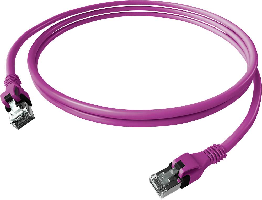 Un câble réseau rose avec deux connecteurs Ethernet, posé sur une table.