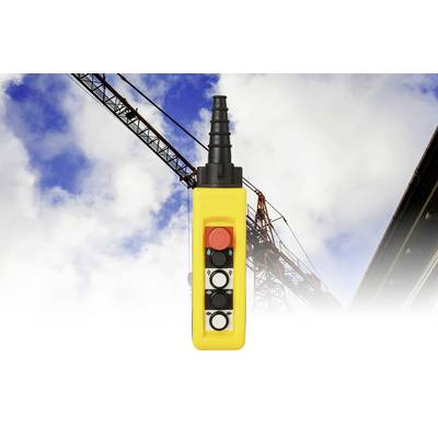 « Un panneau de commande de grue jaune avec quatre boutons, posé sur un fond de grue de construction et de ciel bleu avec des nuages. »