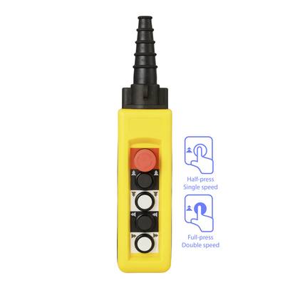 Un commutateur de commande jaune avec cinq boutons et un diagramme indiquant les instructions « Demi-pression Vitesse unique » et « Pleine pression Vitesse double ».