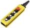 Télécommande industrielle jaune avec cinq boutons noirs et un bouton d'arrêt d'urgence rouge sur un boîtier en plastique.