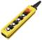 Une télécommande jaune avec six boutons noirs et blancs et un grand bouton d'arrêt d'urgence rouge sur le dessus.