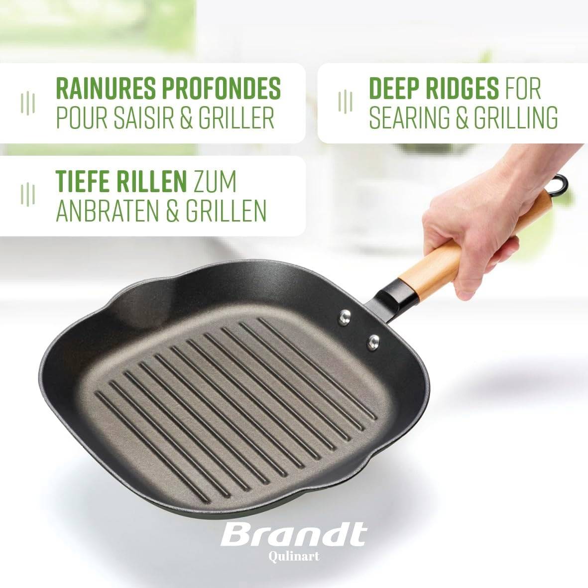 Poêle à griller avec rainures profondes pour saisir et griller, manche en bois. Logo de la marque "Brandt" en bas dans le coin.