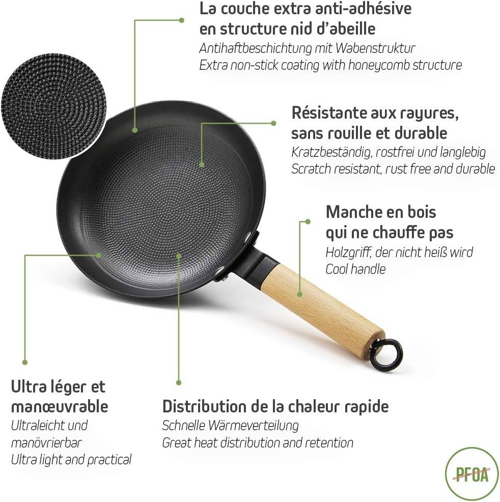 Une poêle noire avec manche en bois. Caractéristiques : revêtement antiadhésif, résistante aux rayures, inoxydable, ultra-légère, répartition rapide de la chaleur.