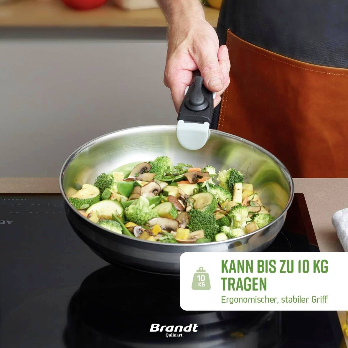 Une main tient une poêle avec des légumes sur une cuisinière. Texte sur la poêle : « Peut supporter jusqu'à 10 kg. Poignée ergonomique et stable. »