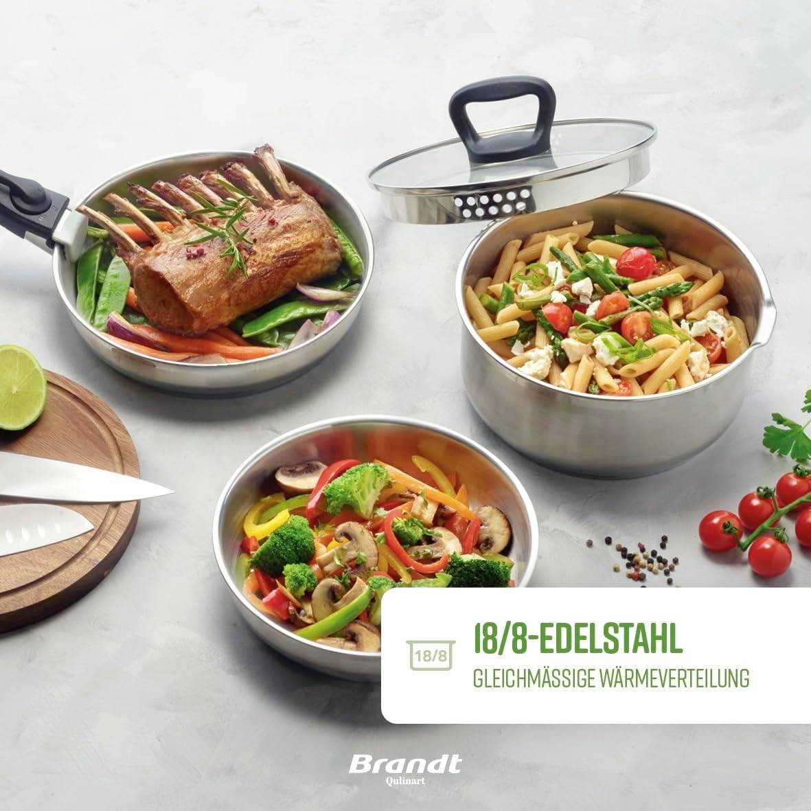 Poêle à frire avec de la viande et deux casseroles : une avec des pâtes et des légumes, l'autre avec différents types de légumes. Texte : « Acier inoxydable 18/8, répartition homogène de la chaleur ».
