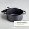 Une grande casserole noire avec couvercle sur une surface grise. Le texte dans l'image met l'accent sur 'Grand volume' pour 6 à 8 personnes.