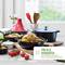 Différents pots et bols avec des plats cuisinés sur un plan de travail de cuisine. Un autocollant indique : « Convient à tous types de plaques de cuisson ».