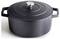 Cocotte ronde noire avec couvercle et bouton en métal, idéale pour mijoter et rôtir.