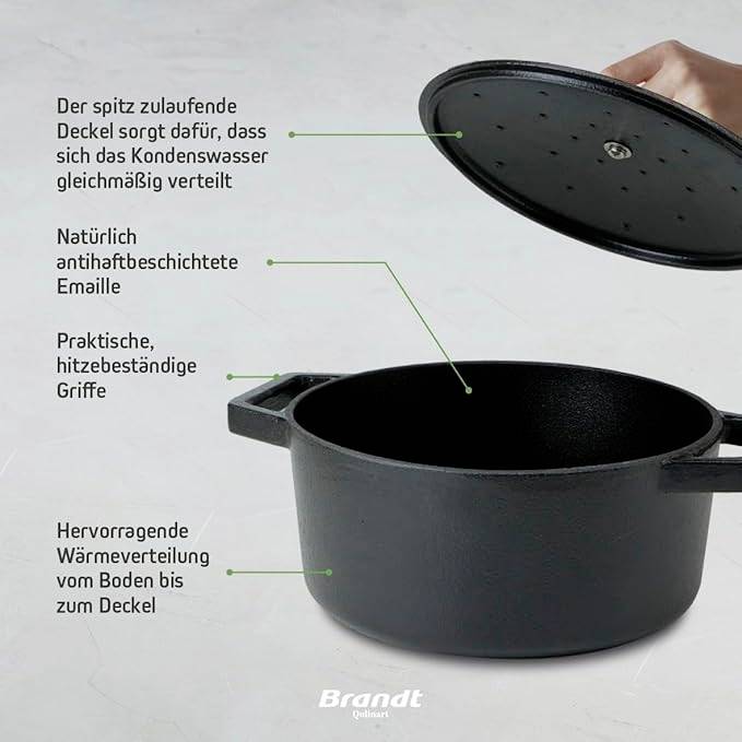 Casserole noire avec couvercle amovible sur fond blanc. Le texte explique les fonctionnalités : diffusion uniforme de la vapeur d'eau, revêtement antiadhésif, poignées résistantes à la chaleur.