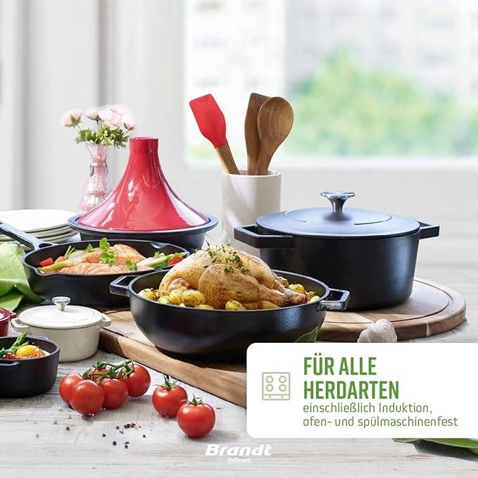 Plusieurs pièces de vaisselle de cuisine, y compris un plat à rôtir et une casserole, sont disposées sur une table, remplies de nourriture. Le texte indique : 'Convient à tous types de plaques de cuisson'.