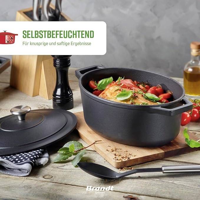 Cocotte noire avec des légumes et des herbes sur une table en bois, à côté des épices et une bouteille d'huile. Inscription : 'Auto-humidifiant' pour des résultats juteux.