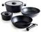 Un ensemble de quatre ustensiles de cuisine noirs : deux casseroles avec couvercles en verre, une poêle avec manche amovible et une poêle profonde.
