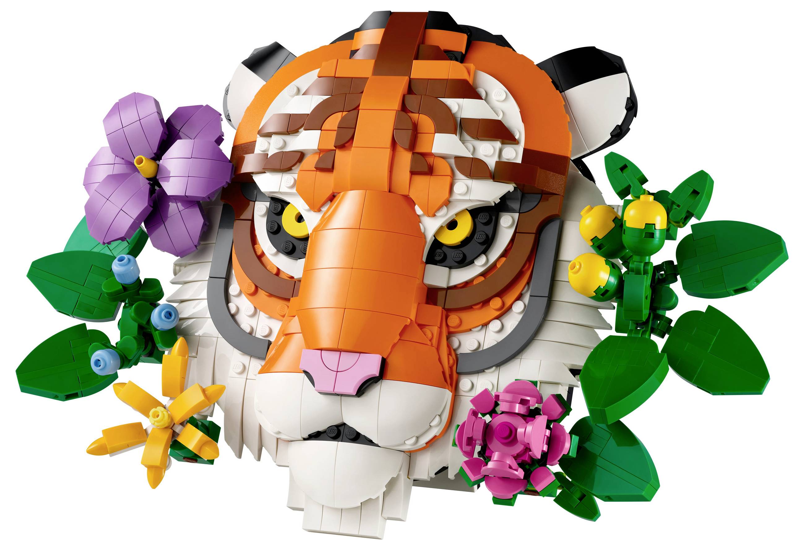 Tête de tigre LEGO aux couleurs orange et blanc éclatantes et aux yeux expressifs, entourée de fleurs colorées et de feuilles vertes.