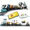 Un set de train LEGO sur des rails avec plusieurs wagons ; une commande par application et une télécommande manuelle sont également visibles dans l'image.