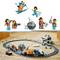 Ensemble Lego : Des figurines exploitent une station polaire. Un train transporte de l'équipement au premier plan. Des chiens et des ours polaires comme compagnons.