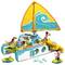 Catamaran jouet avec voile jaune, figurines et motifs marins. Contient des figurines de jeu, des dauphins et des jouets aquatiques.