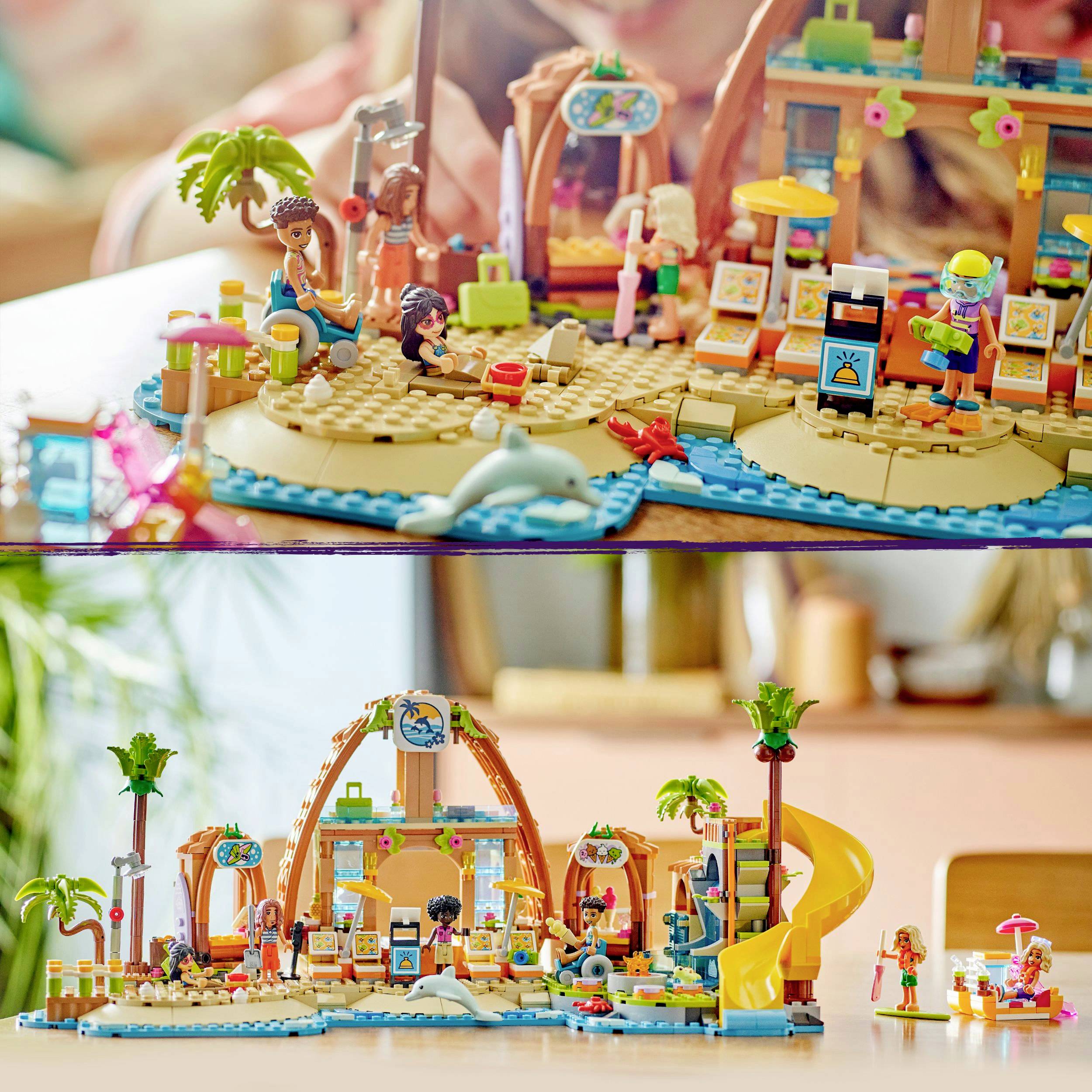 Scène de plage avec jouets, figurines et constructions. Des enfants jouent avec des accessoires de plage et de piscine, des palmiers et un module toboggan.