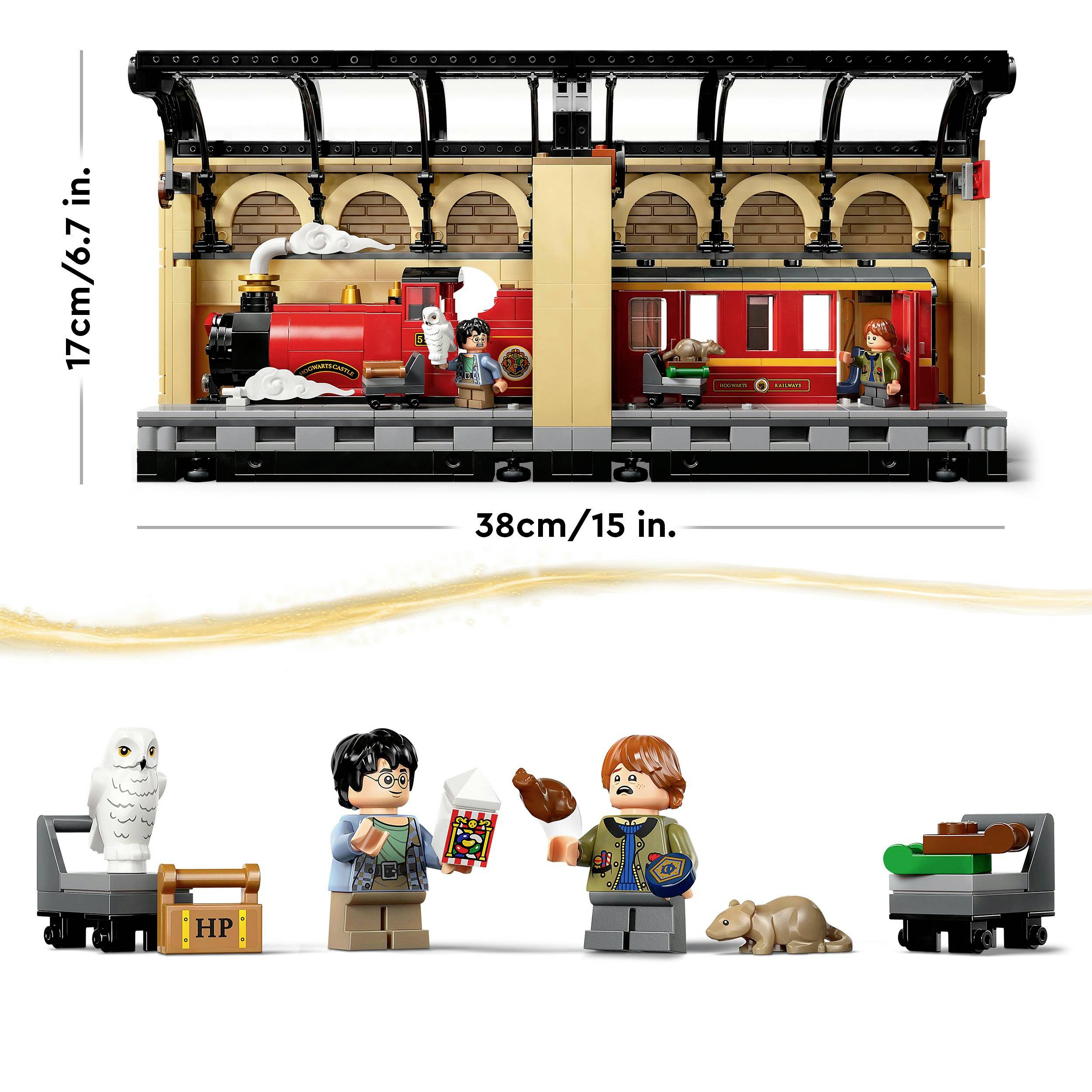 Ensemble de jeu LEGO avec Harry, Ron, un hibou et des wagons de train dans une gare. Dimensions : 38 cm de large, 17 cm de haut. Comprend des accessoires.