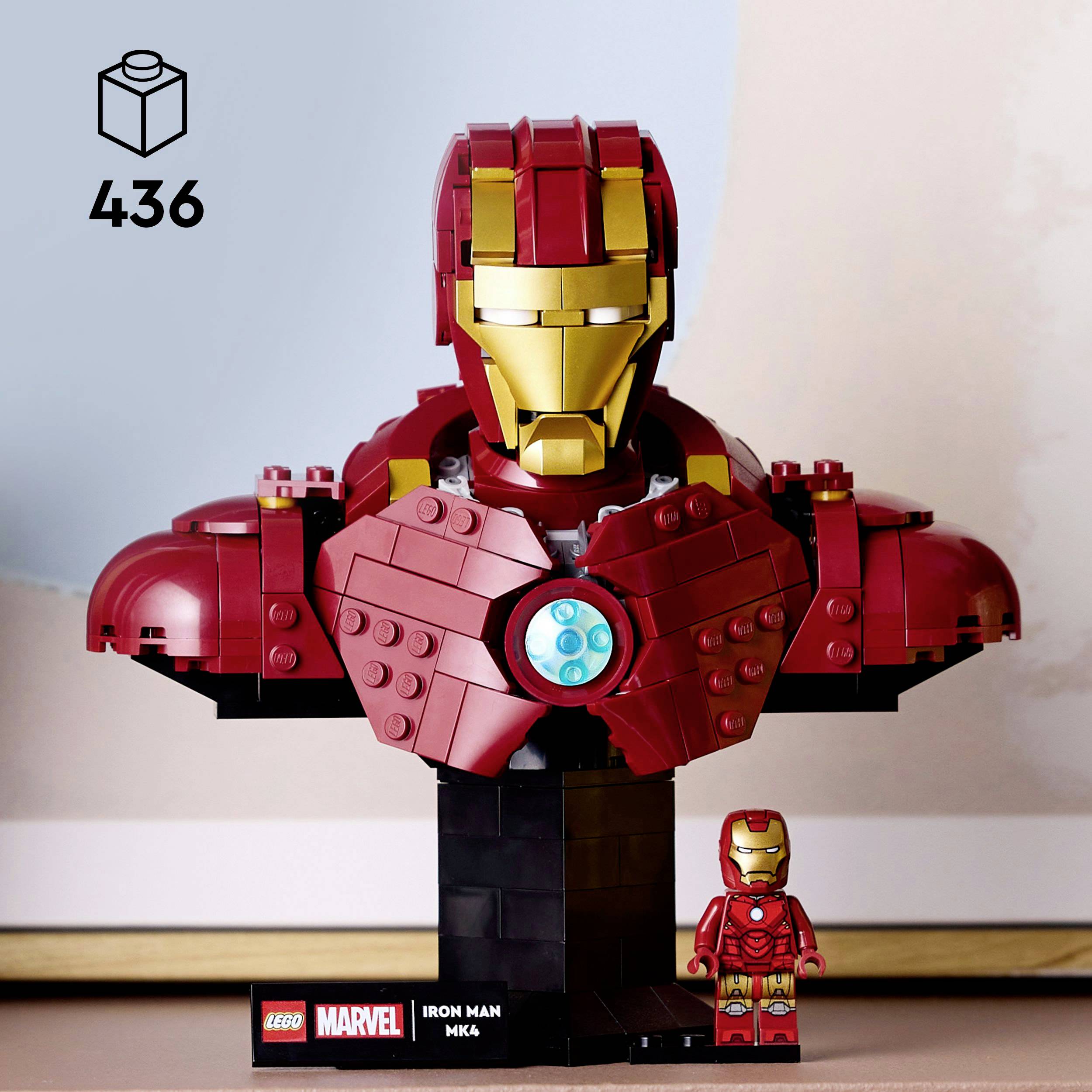 Un buste LEGO d'Iron Man MK43 en rouge et or, sur un socle noir avec plaque nominative. Comprend une petite figurine Iron Man.