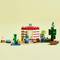 Une scène LEGO colorée avec une maison Minecraft, des figurines et des arbres, représentant une situation de jeu du jeu vidéo Minecraft.