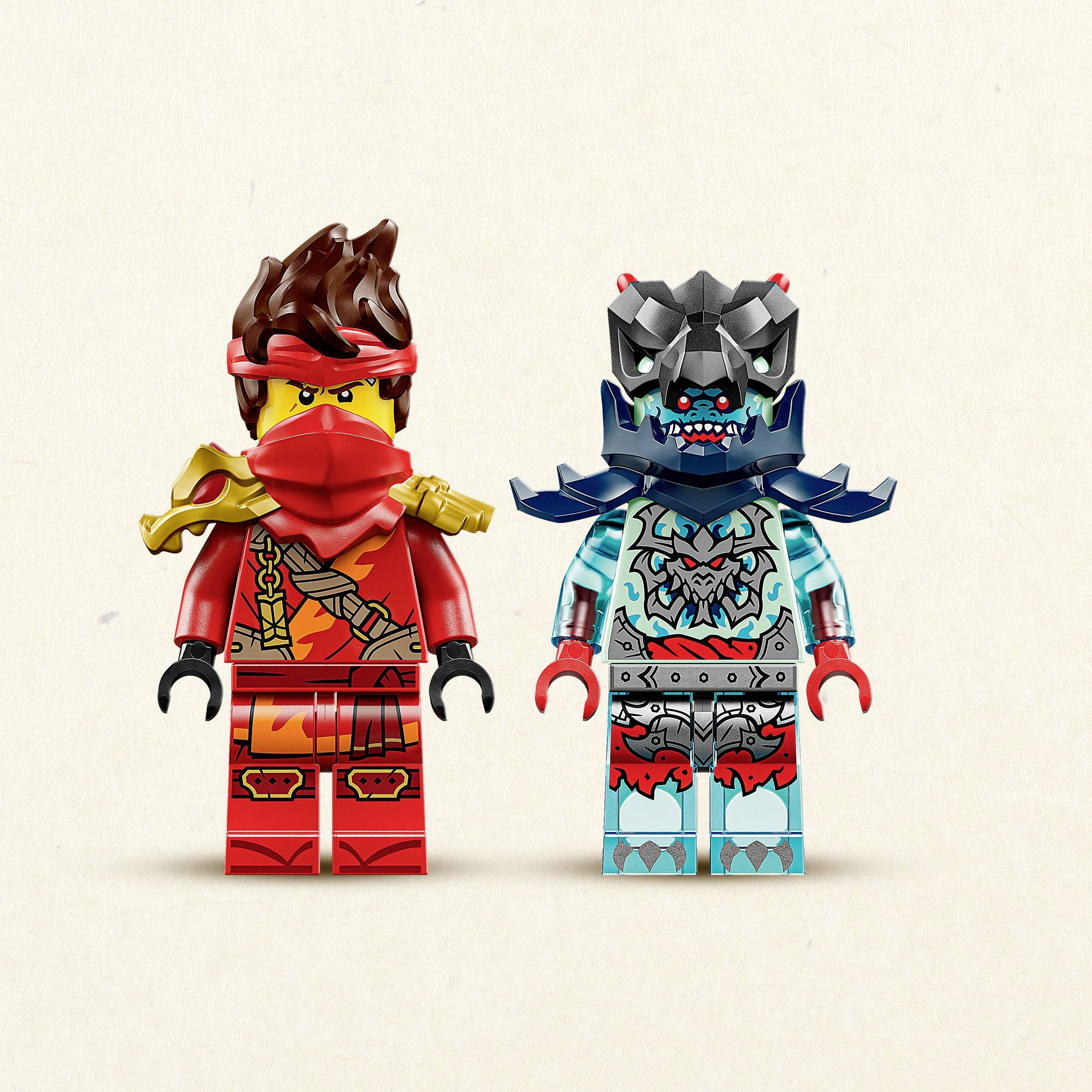 Deux figurines Lego : à gauche un ninja rouge avec bandeau et masque sur les yeux ; à droite une figurine bleu-gris avec casque de monstre et torse imprimé.