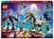 Set LEGO Ninjago avec dragon et plusieurs figurines, dont des guerriers avec armure et armes. Dragon en blanc et or avec queue articulée.