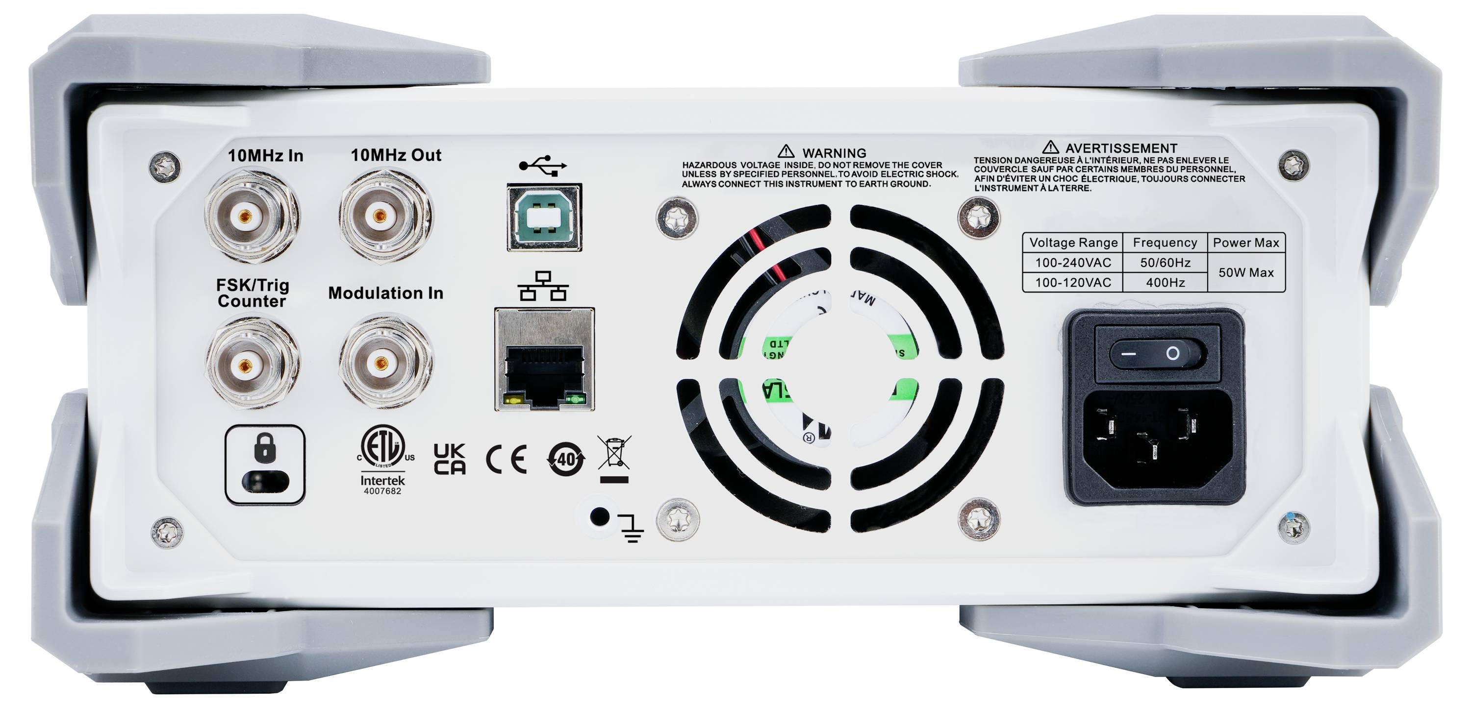 Face arrière d'un appareil électronique avec des connexions et un ventilateur ; montre des emplacements pour les entrées et sorties à 10 MHz, la connexion secteur et l'Ethernet.