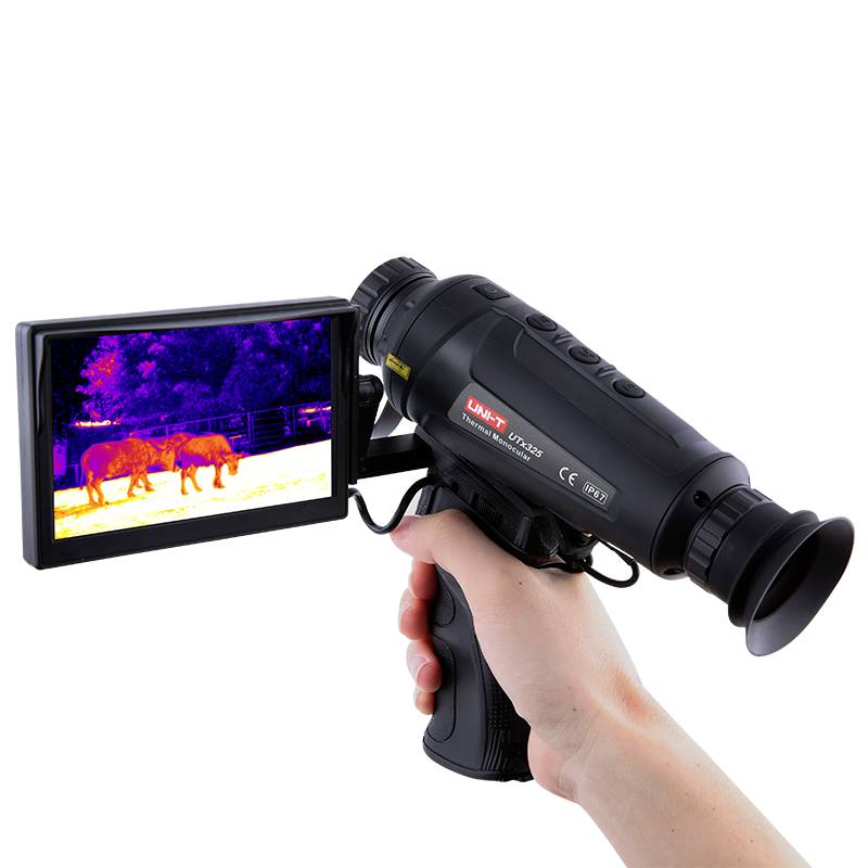 Une main tient une caméra thermique portable qui affiche sur un écran les images thermiques d'animaux.