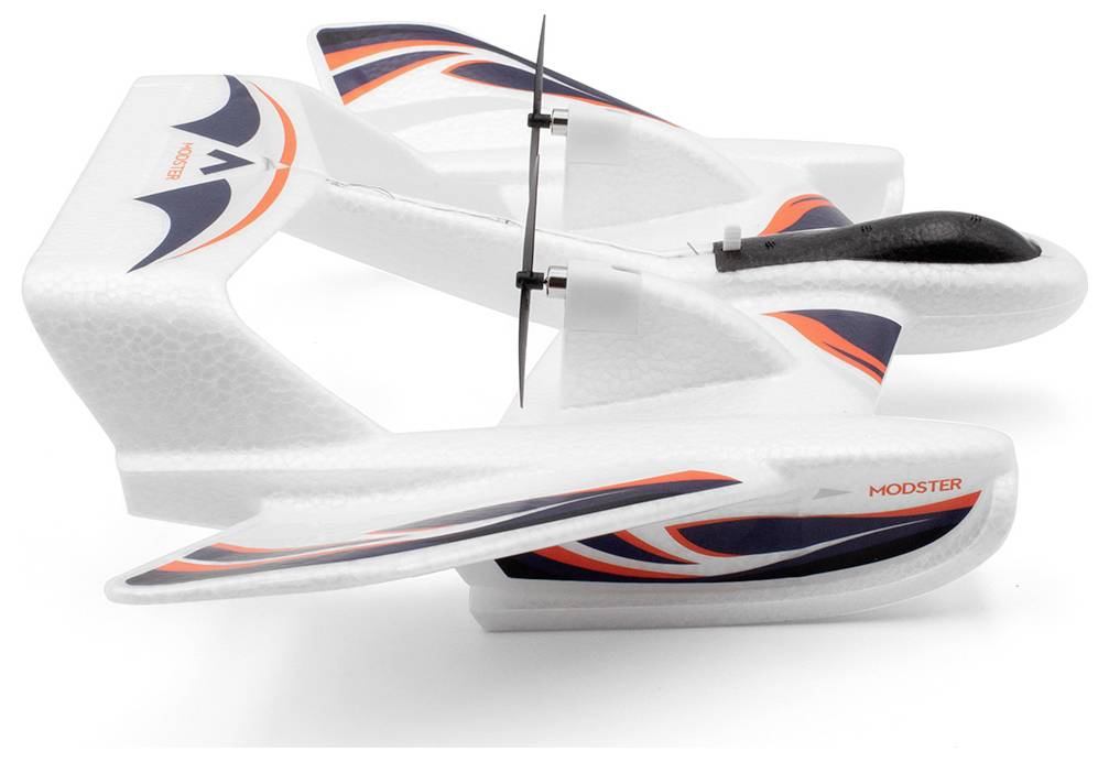 Un avion-modèle blanc en polystyrène avec des ailes et des flotteurs, marqué de bandes orange et bleues, est posé sur une surface.